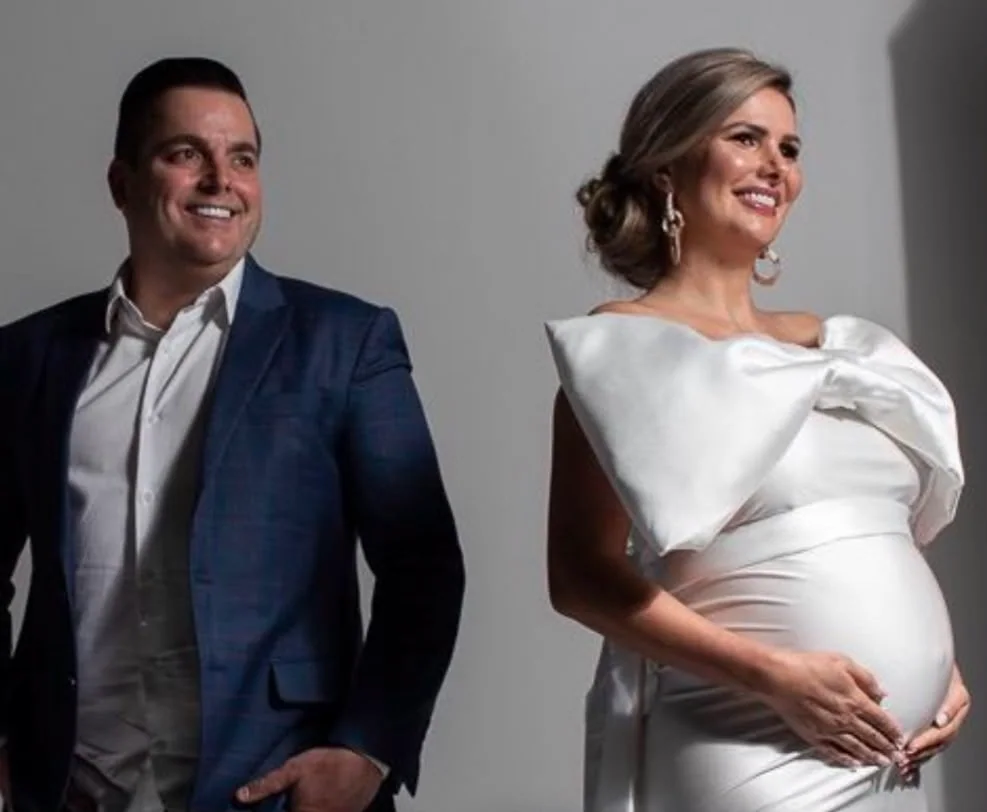 Weslene Melo grávida ao lado do marido